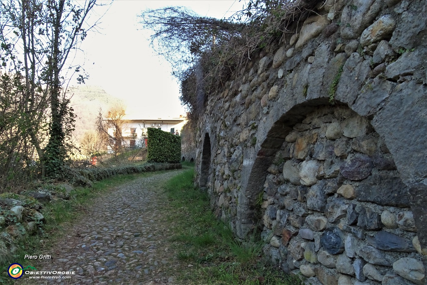 05 Salendo a Camanghe dalla bella mulattiera .JPG